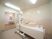 タイル張りの浴室。清掃が行き渡り清潔である。介護浴槽が設置されており、要介護の入居者様に対応している。