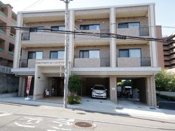 明るい外観の建物