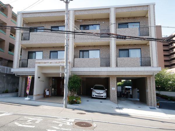 明るい外観の建物