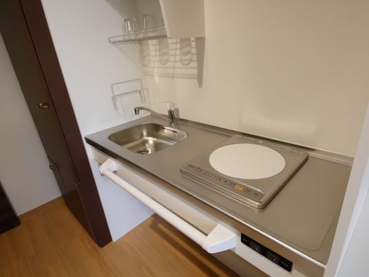 キッチンのコンロはIHの仕様で、火を使わないので安心である。上部には食器を置けるスペースもあ利便利である。