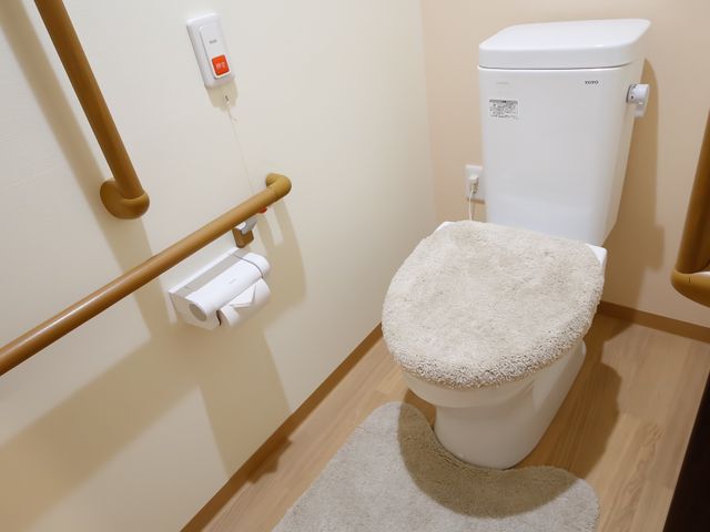 手すり付き清潔なトイレ トイレ 安全かつ快適にお使いいただける、手すり付きのトイレです。落ち着いた色合いで、清潔感が保たれています。