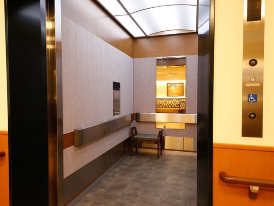 エレベータのかごの中は広く、周囲には手すりが完備されている。隅には椅子が備え付けられており、移動中座ることができる。