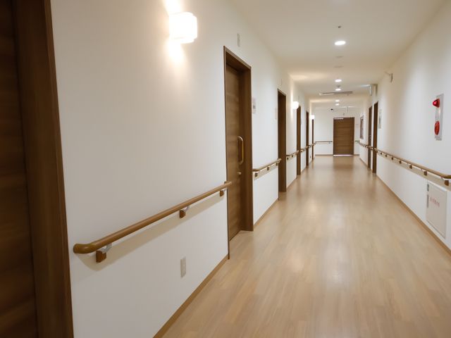 広々とした明るい廊下 通路 広々とした廊下は手すりが設置されており、安全に移動できる工夫がされています。ゆったりとした空間でお仕事ができます。
