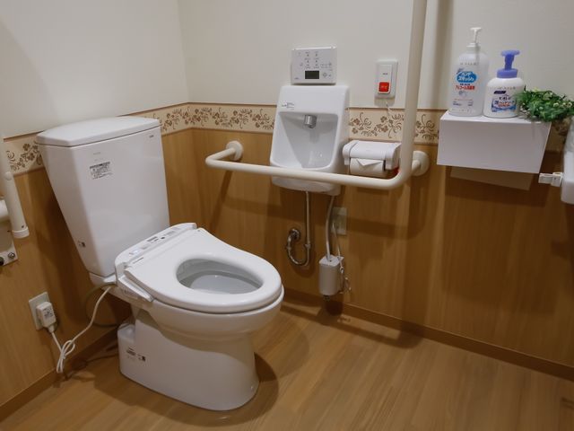 バリアフリートイレ設備 トイレ 手すりや多機能トイレットシートを配備した清潔な空間。使用しやすく快適な環境となっています。