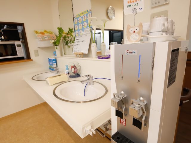 清潔な洗面スペース 食堂 きれいに整頓された洗面スペースです。快適な環境での仕事が期待できます。