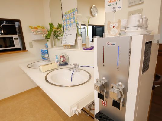 食堂の手を洗うスペースには杖置きも設置されており、しっかり手を洗うことができる。周辺に掲示物も多く、華やかである。