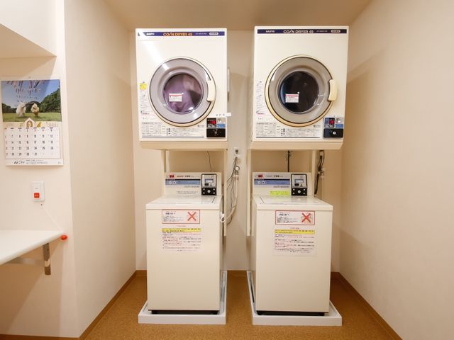 清潔なコインランドリー設備 洗濯機 お手持ちの衣類をいつでも清潔に保てるコインランドリーが完備されており、快適な生活をサポートします。