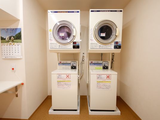 設置してある洗濯機と乾燥機を使って、施設内で洗濯、乾燥ができるため、ご家族やお知り合いに持ち帰って衣類を洗濯していただく必要がない。