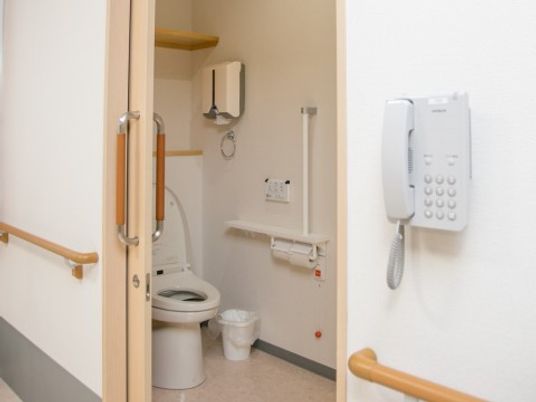 明るく清潔なトイレ空間