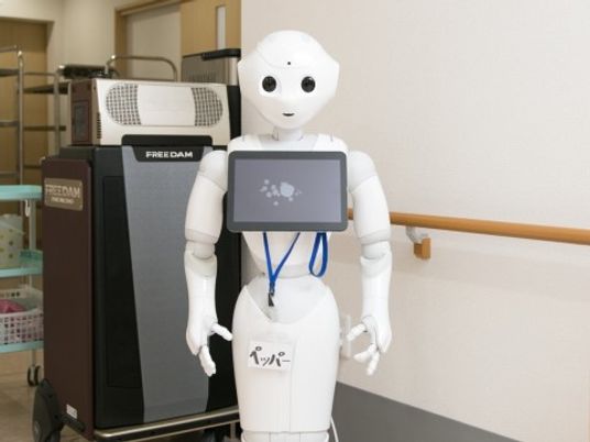 ロボットが廊下に立つ