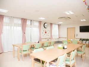 広々とした明るい食堂
