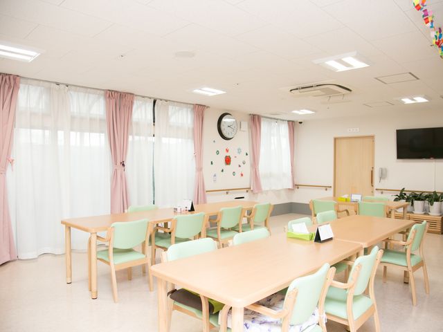 広々とした明るい食堂 大きな窓があるリビング 開放感のあふれる食堂で、居心地の良いコミュニケーションの場が提供されています。清潔感のある空間で仕事をし、利用者の方々の笑顔に触れませんか。