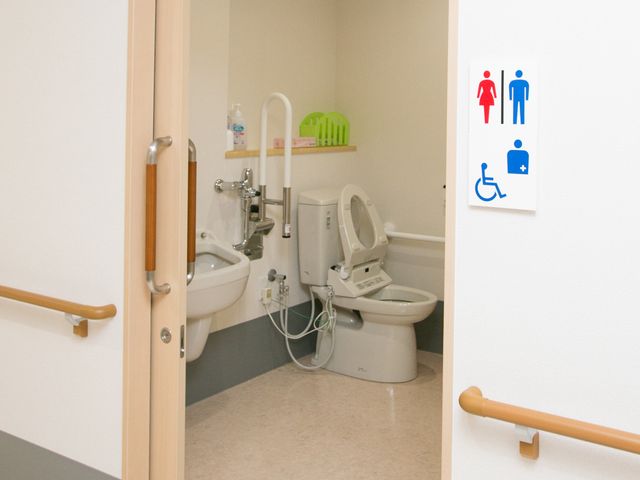 バリアフリー対応トイレ 廊下から見たトイレ内の様子 手すり完備で車椅子も考慮された広々としたトイレ空間です。働く環境の充実が見込める設備が整っています。
