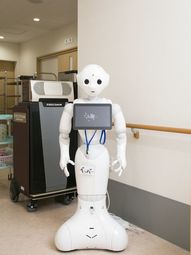 ロボットが立つ廊下