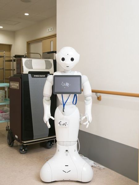 ロボットが立つ廊下