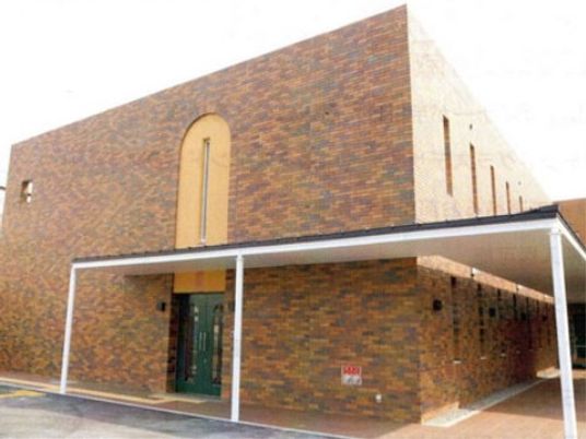 茶色の外壁の建物外観
