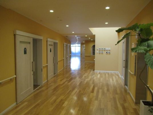 廊下に並ぶ部屋のドア