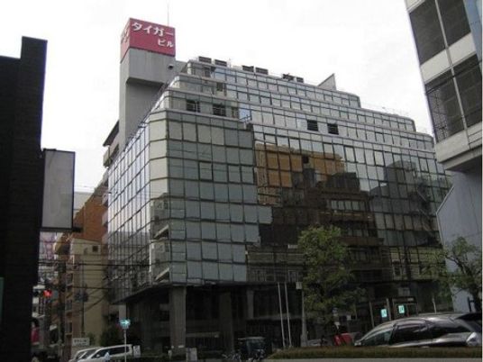 街中の大きな施設外観