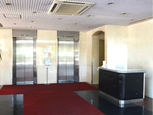 広々とした明るいエントランス