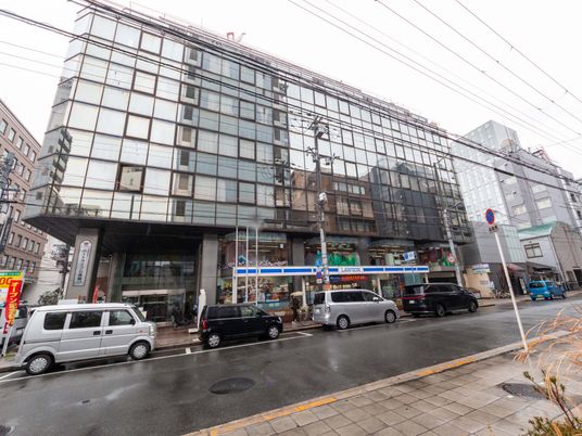 大通り沿いのビル外観