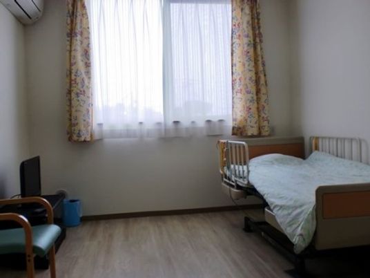 明るい個室の居室