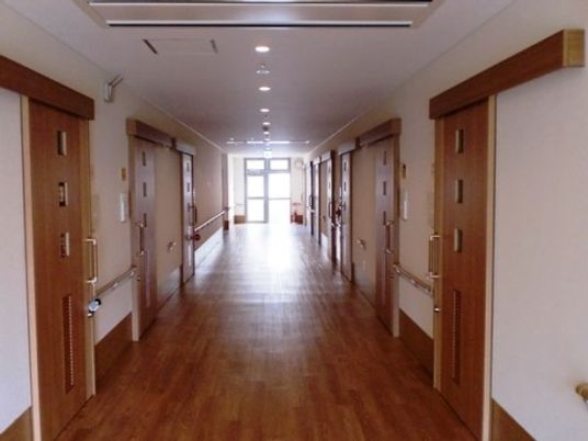 明るく広々とした廊下