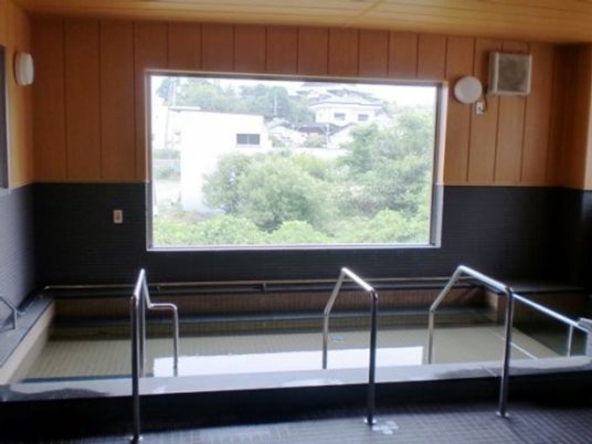 広々とした綺麗な浴室