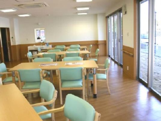 明るい共用ダイニング