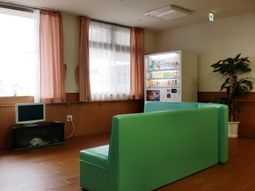 休憩用ソファのある部屋