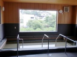 広々した浴槽と大窓