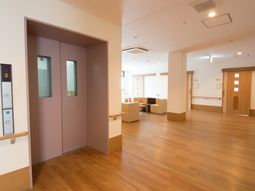 広々とした明るい廊下
