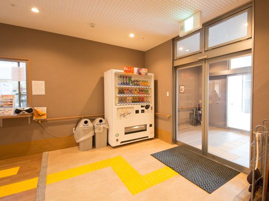 エントランスの自動扉と自動販売機