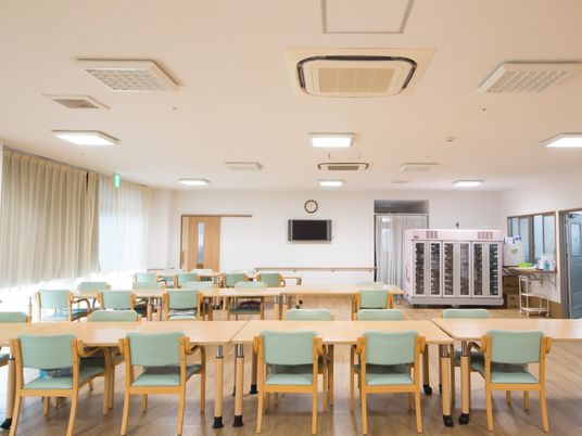 広々とした明るい食堂