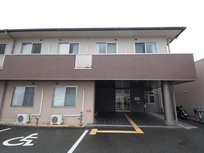 エントランスのある建物正面