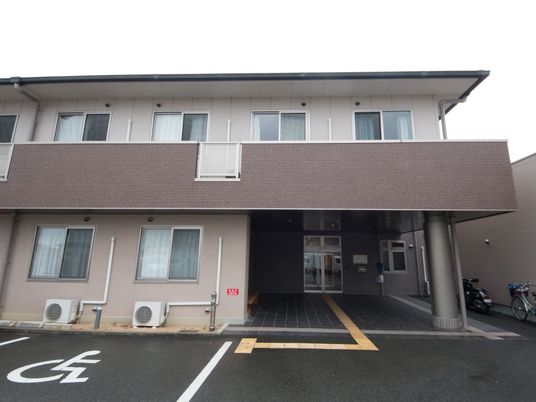 エントランスのある建物正面