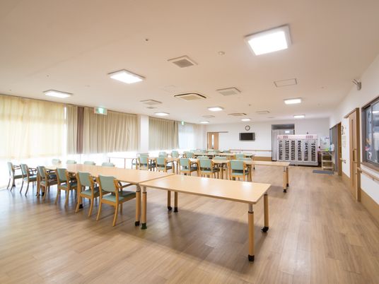 広々とした明るい食堂