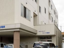 建物と駐車場の外観