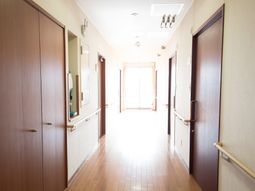 明るい通路の廊下