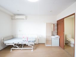 清潔な個室のベッドと洗面所