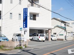 白い建物と駐車場看板