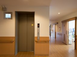 廊下に面したエレベーター