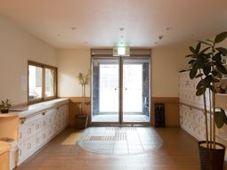 エントランスの明るい空間