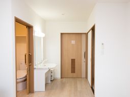 居室の入口と洗面所