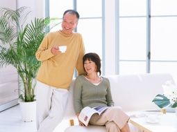 笑顔の男女と明るいリビング