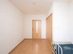 シンプルな居室の一室