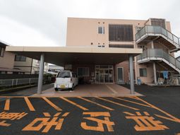 ピンク色の建物エントランス