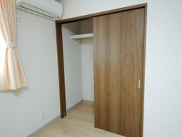 洋室のクローゼットドア