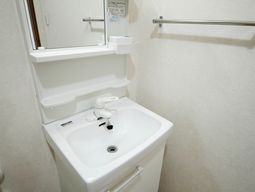 清潔な洗面台と鏡