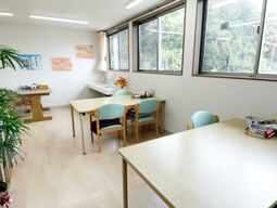 明るい居室の一角