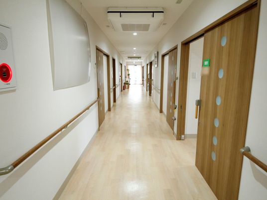 清潔感のある広い廊下
